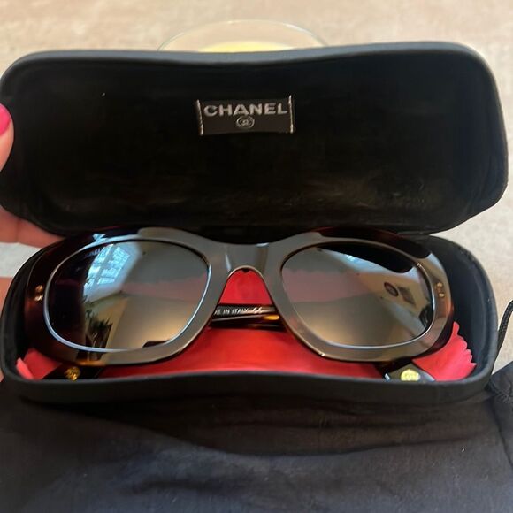*Chanel* Tortoise VTG Sunglasses w/case EUC